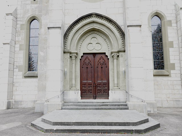 Porche de l'église de Cressier