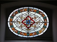 Un des vitraux ovales du temple de Cortaillod