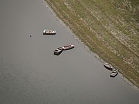 Deux barques près du barrage