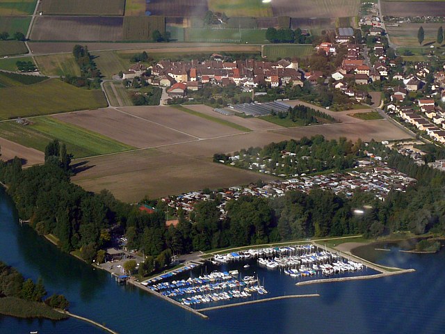 Le port du Landeron vu d'avion