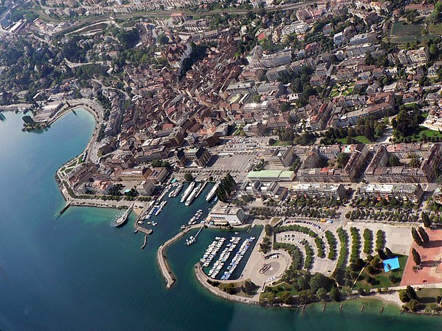 La ville de Neuchtel vue d'avion