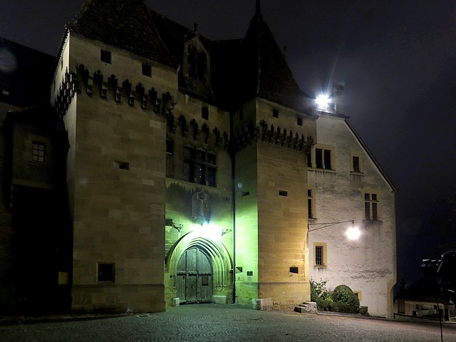 L'entre du chteau de Neuchtel