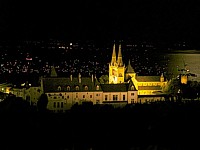 château et collégiale by night