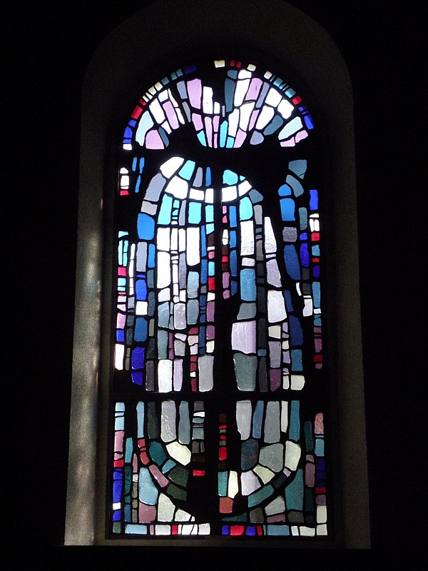 Eglise Saint-Pierre, vitrail de J-P Perregaux
