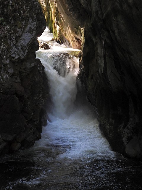 Chute dans les gorges de l'Areuse