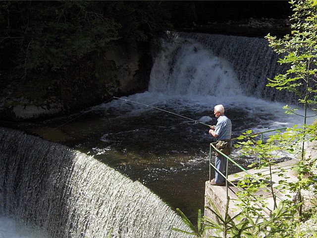 Pcheur dans les gorges de l'Areuse