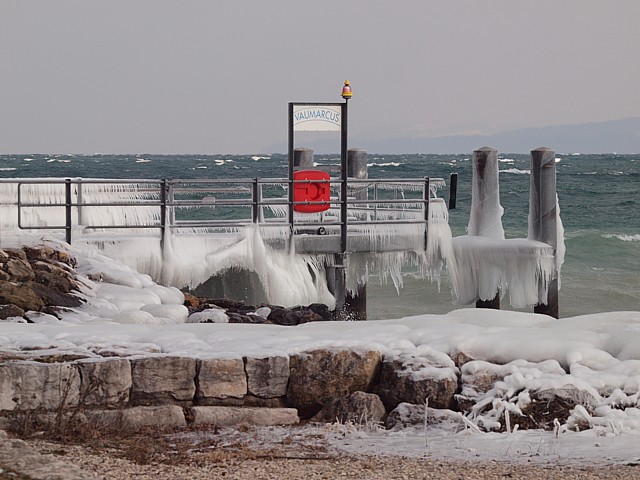 Dbarcadre de Vaumarcus sous la glace