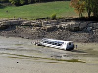 Bateau sur le Doubs à sec