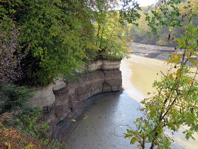 Berges rocheuses du lac des Brenets