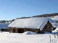 Hangar recouvert de neige