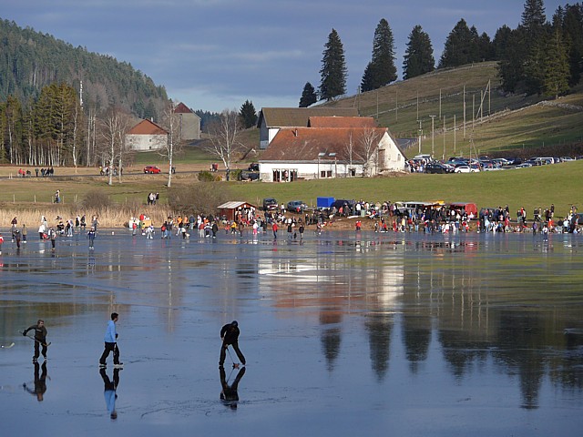 La patinoire naturelle du lac des Taillres