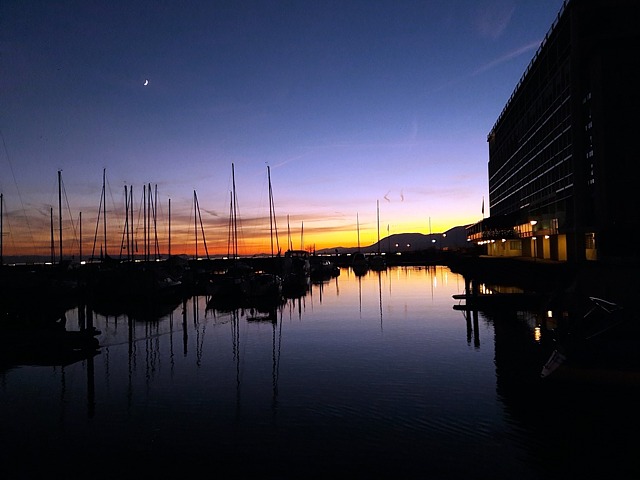 Le port des Jeunes rives au crépuscule