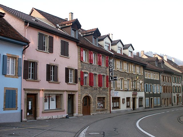 La route cantonale  Cressier