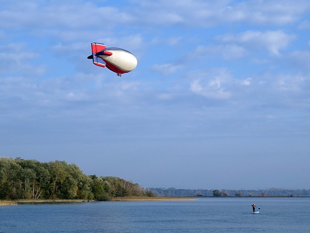 Dirigeable sur le lac