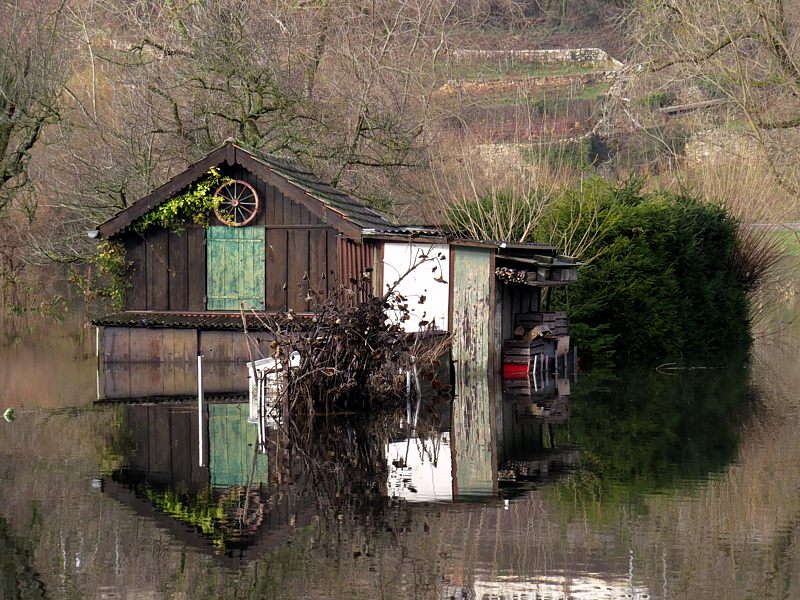 Cabane inond�e au Loclat