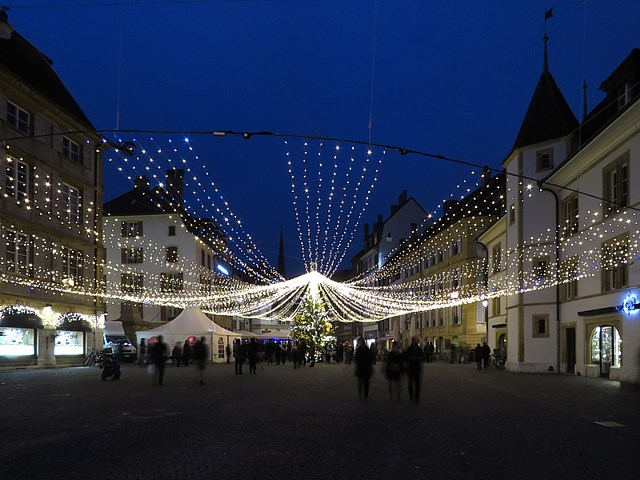 Rideau de lumire sur la place du march