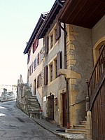 La rue haute à Saint-Blaise