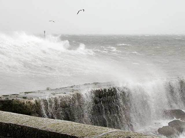 Vagues sur les jetes de Neuchtel