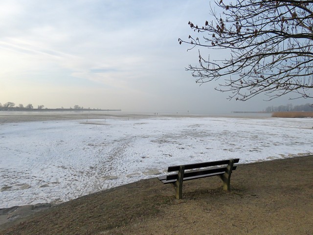 Banc devant le désert de sable à la Tène