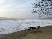 Banc dans un désert de sable