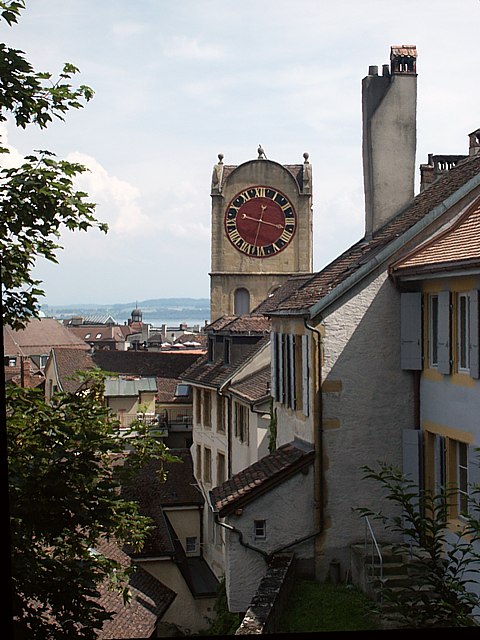 Les vieux toits et la tour de Diesse