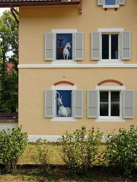 Faade en trompe l'oeil  Cernier